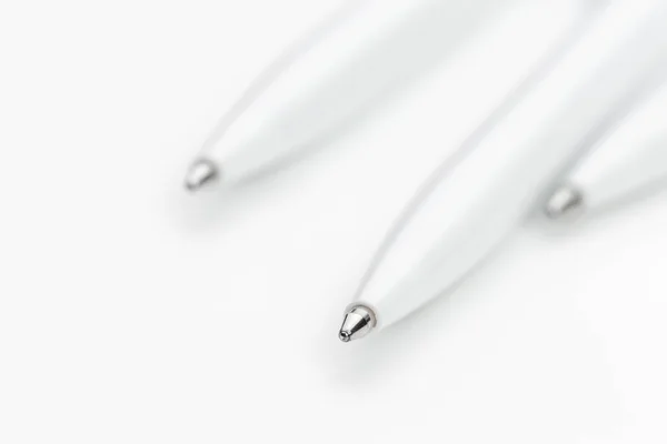 Penna isolerad på vit bakgrund. Kreativ bild. — Stockfoto