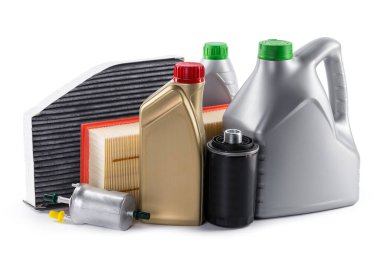 Araba filtreleri ve motor yağı beyaza izole edilmiş.