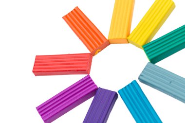 Beyaz arkaplanda izole edilmiş plastiksi renkli çubuklar