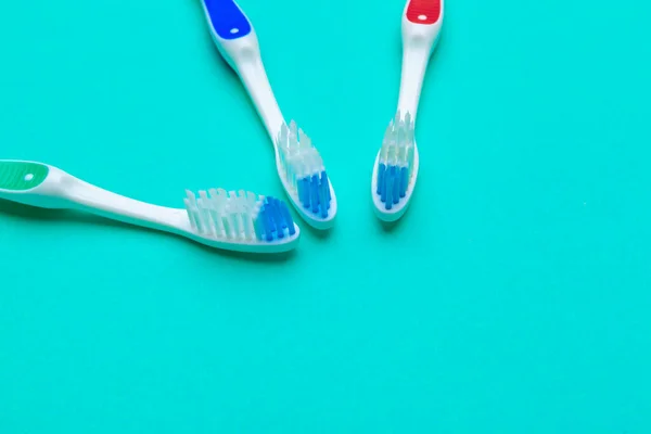 Flat lay composition with manual toothbrushes on color background, close up — Stock Photo, Image