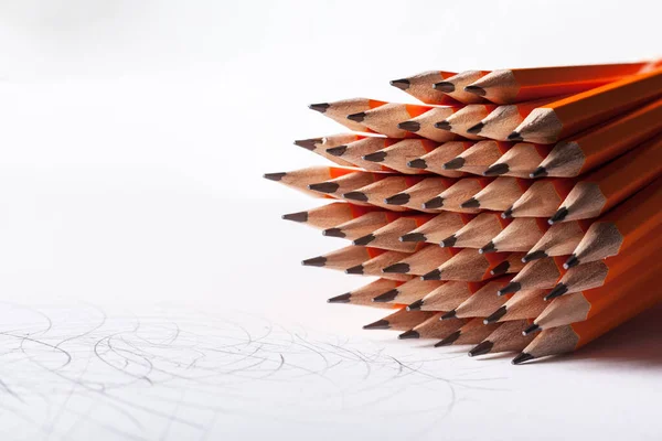 A narancssárga ceruzák elrendezése közeledik. Kreatív fotó. — Stock Fotó