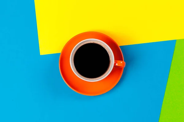 Cup of coffee and saucer on color background — Stock Photo, Image