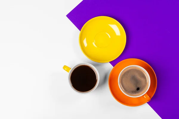 Copos de café coloridos e pires em fundo colorido vibrante. foto criativa . — Fotografia de Stock