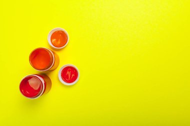 Sanat için plastik boya şişeleri. yaratıcı fotoğraf.