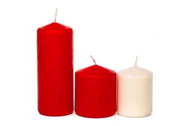 Beyaz arkaplanda izole edilmiş kırmızı ve beyaz xmas mumları