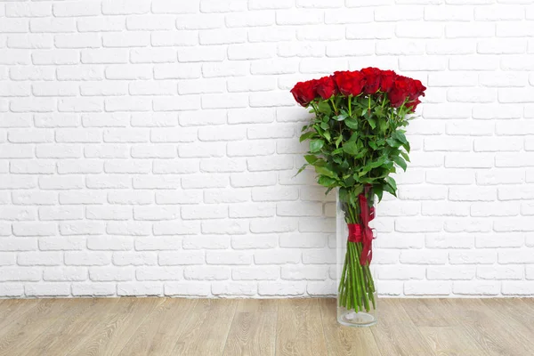 Luxusní kytice z rudých růží. Tvůrčí fotografie. — Stock fotografie
