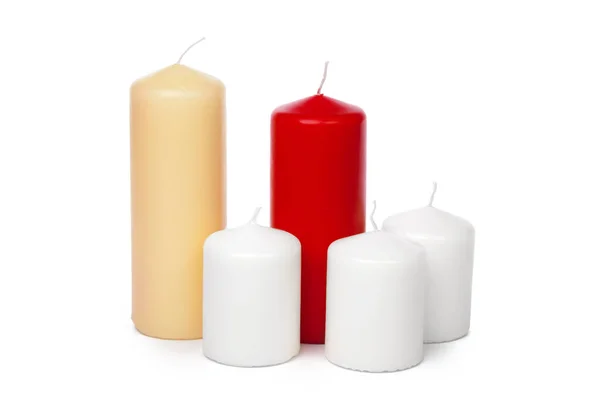 Farbige Kerzen unterschiedlicher Größe auf weißem Hintergrund — Stockfoto