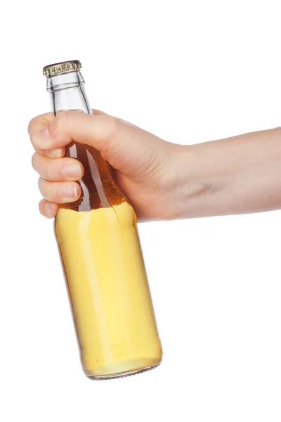 手拿着一个没有标签的啤酒瓶，与白色背景隔离 — 图库照片