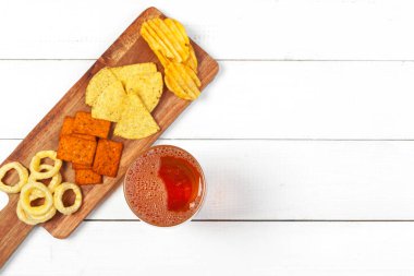 Bira ve atıştırmalıklar ahşap masada..