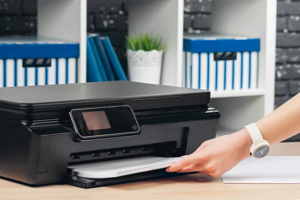 Donna che fa fotocopia utilizzando fotocopiatrice in ufficio — Foto Stock