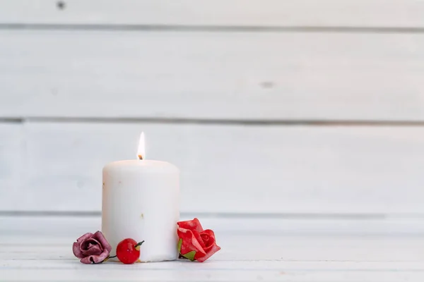 Hogar encender velas en la mesa de madera. foto creativa . — Foto de Stock