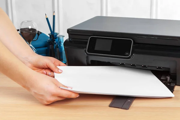 Жіночий секретар виготовляє фотокопії на ксерокс - машині в офісі. — стокове фото