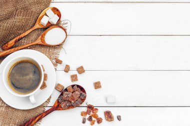 Ahşap masa üzerinde şeker dilimleri ile kahve bardağı