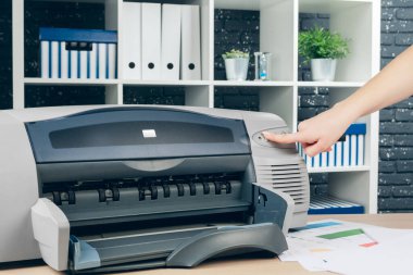 Fotokopi makinesiyle fotokopi çeken kadın.