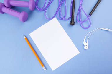 Mavi arka planda spor aletleri bulunan bir pano. yaratıcı fotoğraf.