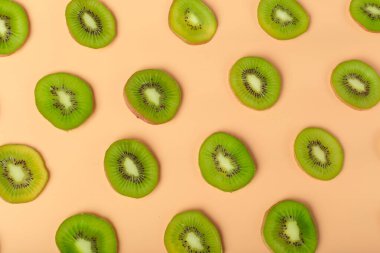 Kivi meyvelerinden yapılmış yaratıcı bir düzen. Yaratıcı Fotoğraf.