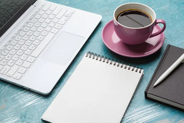 Top vista material de escritório com laptop e café — Fotografia de Stock