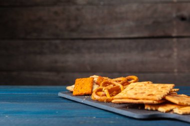 Bira için ahşap arka planda geniş çerez seçimi