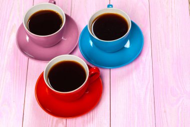 Kahve zamanı. Kahve fincanlarının parlak renkli bileşimi