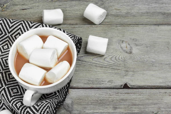 Chocolate quente com marshmallows na mesa — Fotografia de Stock