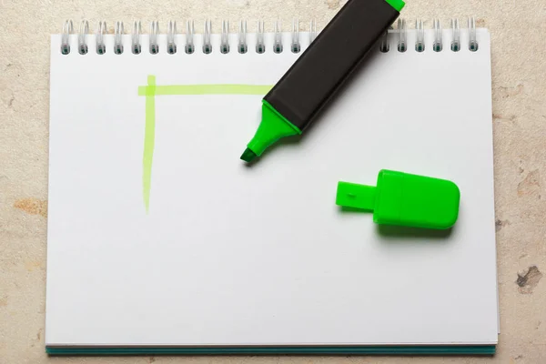 Resaltador verde en bloc de notas con marca de color verde dibujado de cerca — Foto de Stock