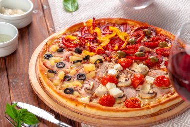 Tahta masada servis edilen lezzetli taze pizza.