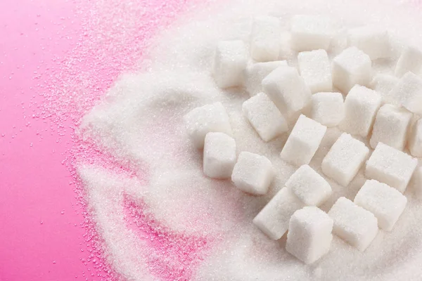 Cubos de azúcar sobre fondo rosa brillante — Foto de Stock