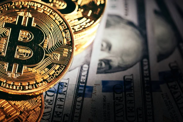 Moedas de bitcoin douradas em um dinheiro de dólares de papel — Fotografia de Stock