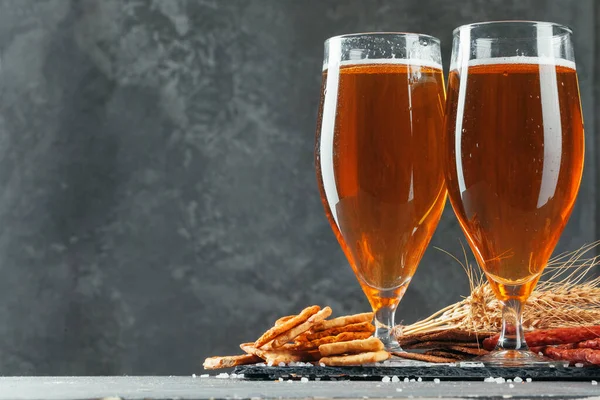 Copo de cerveja com moldura e salsichas secas lanches close-up — Fotografia de Stock