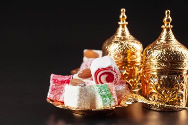 Geleneksel Türk kahvesi ve Türk lokumu. Yaratıcı Fotoğraf.