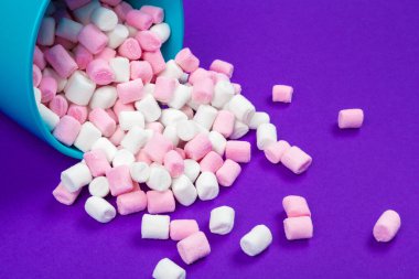 Marshmallow menekşe kağıda serilmiş..