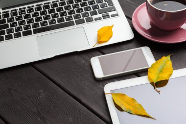 Bilgisayarı dijital tablet ve beyaz akıllı telefonla aç Üst görünümü kapat