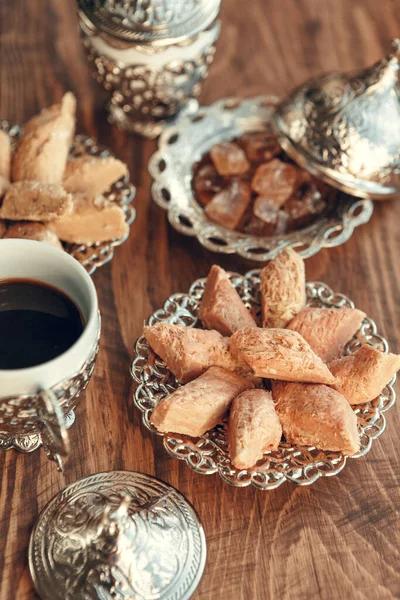 Turkiska godis med kaffe på ett träbord — Stockfoto