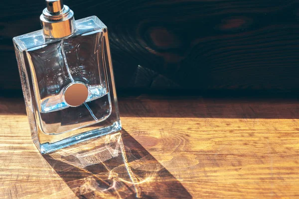 Rozpylacz do butelek perfum na drewnianym tle — Zdjęcie stockowe