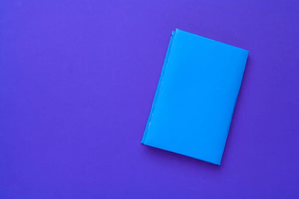 Bücher auf blauem Hintergrund. kreatives Foto. — Stockfoto