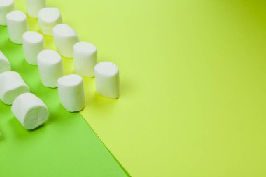 tatlı marşmelov, yeşil arka planda şeker, üst manzara