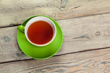 Kupa ahşap masada. Kapat. yaratıcı fotoğraf.