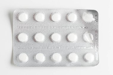 Gümüş su toplayan haplar beyaza izole edilmiş.