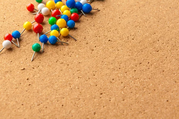 Groep kleurrijke push pinnen op kurk prikbord — Stockfoto