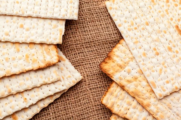 Matzo tunnbröd för judiska högtidsfiranden på bordet. kreativ bild. — Stockfoto