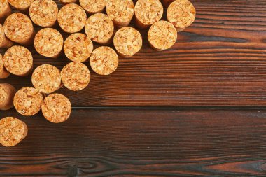 Ahşap arka planda şarap mantarları. yaratıcı fotoğraf.