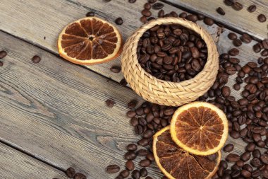 Kahve çekirdeği, ahşap kasede. Yaratıcı Fotoğraf.