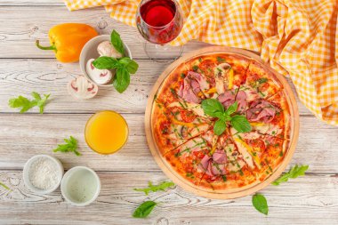 Tahta masada servis edilen lezzetli taze pizza.
