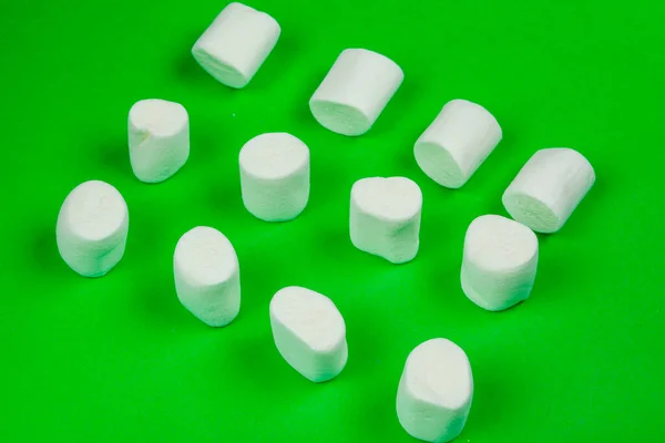 Söt marshmallow, godis på grön bakgrund, ovanifrån — Stockfoto