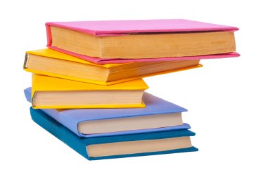 Beyaz arkaplanda izole kitap yığını