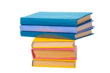 Beyaz arkaplanda izole kitap yığını