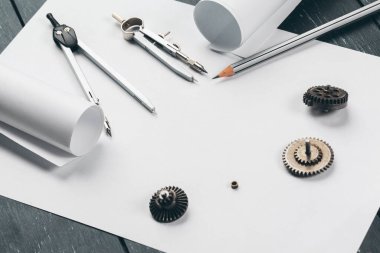 Mühendislik malzemeleri ve iş yerindeki planlar yakın plan.