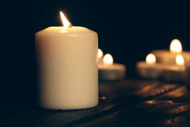 Siyah arka planda yanan mumlar. Anma konsepti.