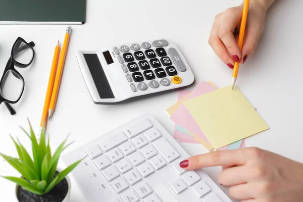 Zakelijke vrouw werkt met financiële gegevens hand met behulp van rekenmachine — Stockfoto