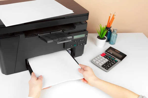 Mujer que usa la impresora para escanear e imprimir documentos —  Fotos de Stock